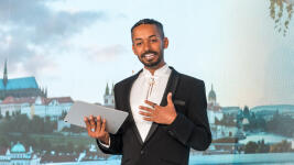 Yemi A.D přiváží do Liberce mladé lídry z celého světa